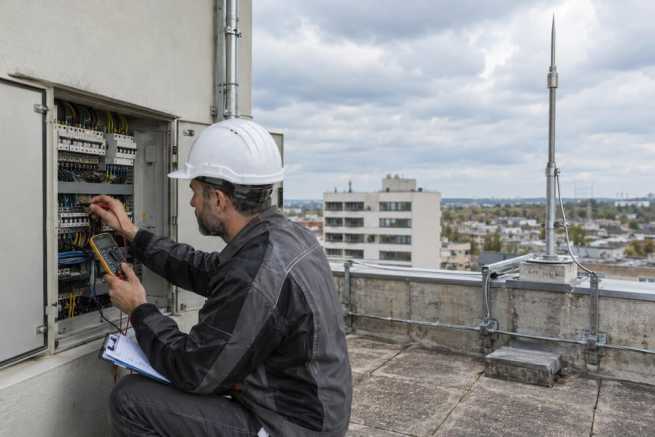 Kontrola instalacji elektrycznej i piorunochronnej w budynku – terminy, zakres i protokół